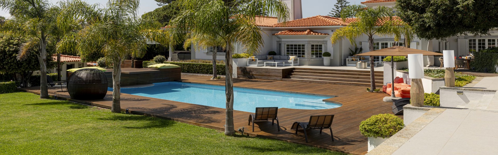 House with a heated pool in the garden